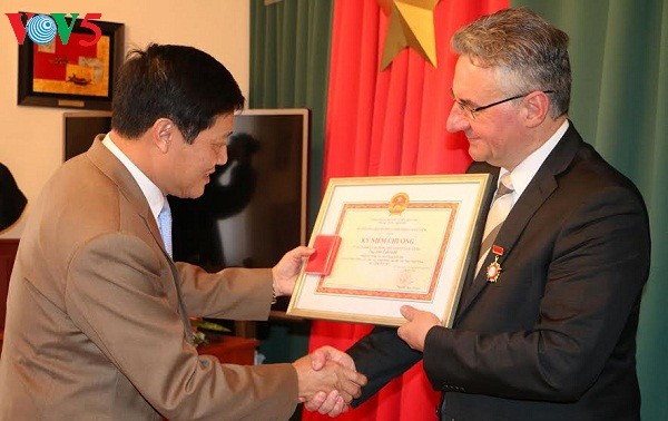 越南向捷克政治家授予为了文化事业纪念章